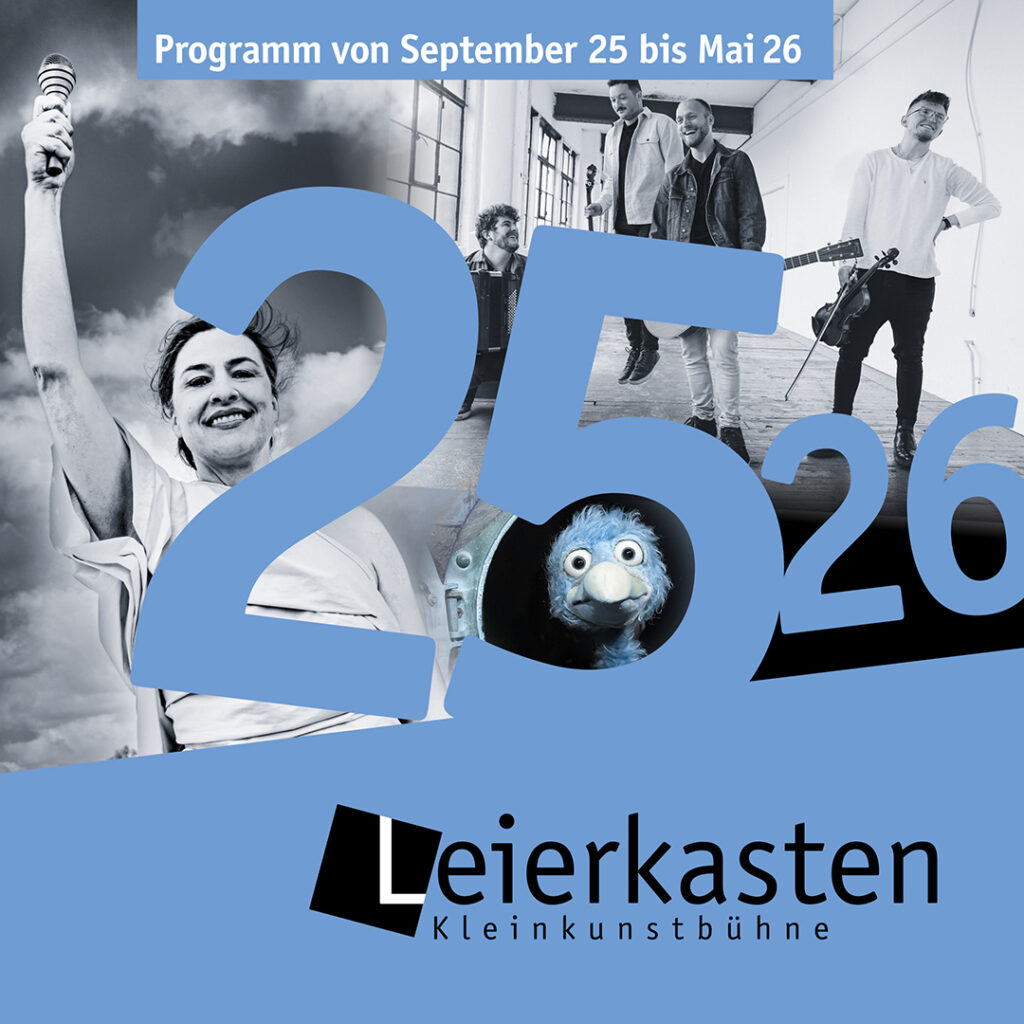 Titelbild zum neuen Programm der Kleinkunstbühne Leierkasten für die Spielzeit 2025/2026. Zu sehen sind große Zahlen „25/26“ und vier Künstler:innen-Fotos: Eva Eiselt mit erhobener Hand und Mikrofon, die Band SEELEMANN, eine blaue Handpuppe mit Vogelgesicht und das Leierkasten-Logo auf blauem Hintergrund. Oben steht: „Programm von September 25 bis Mai 26“.