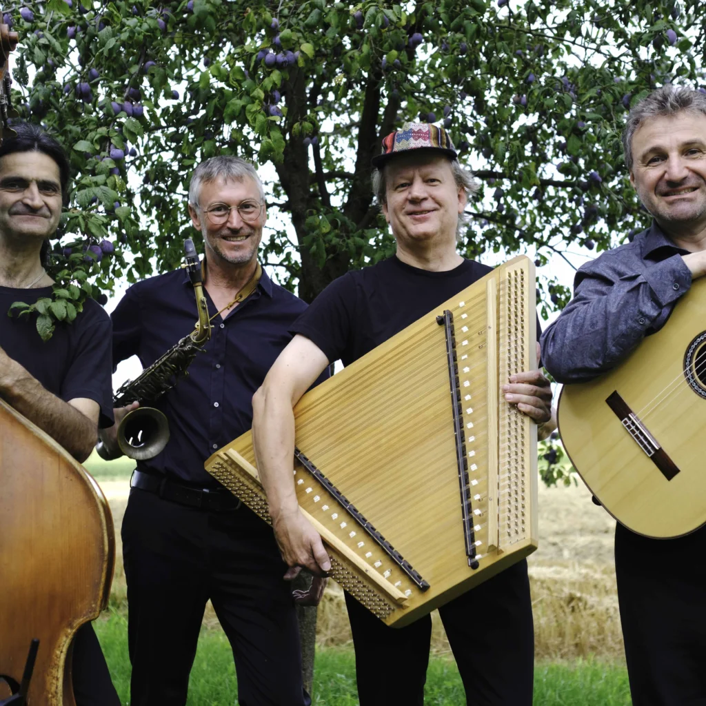 Rudi Zapf & Zapf'nstreich mit Hackbrett, Saxophon, Gitarre und weiteren Instrumenten der Weltmusik-Band