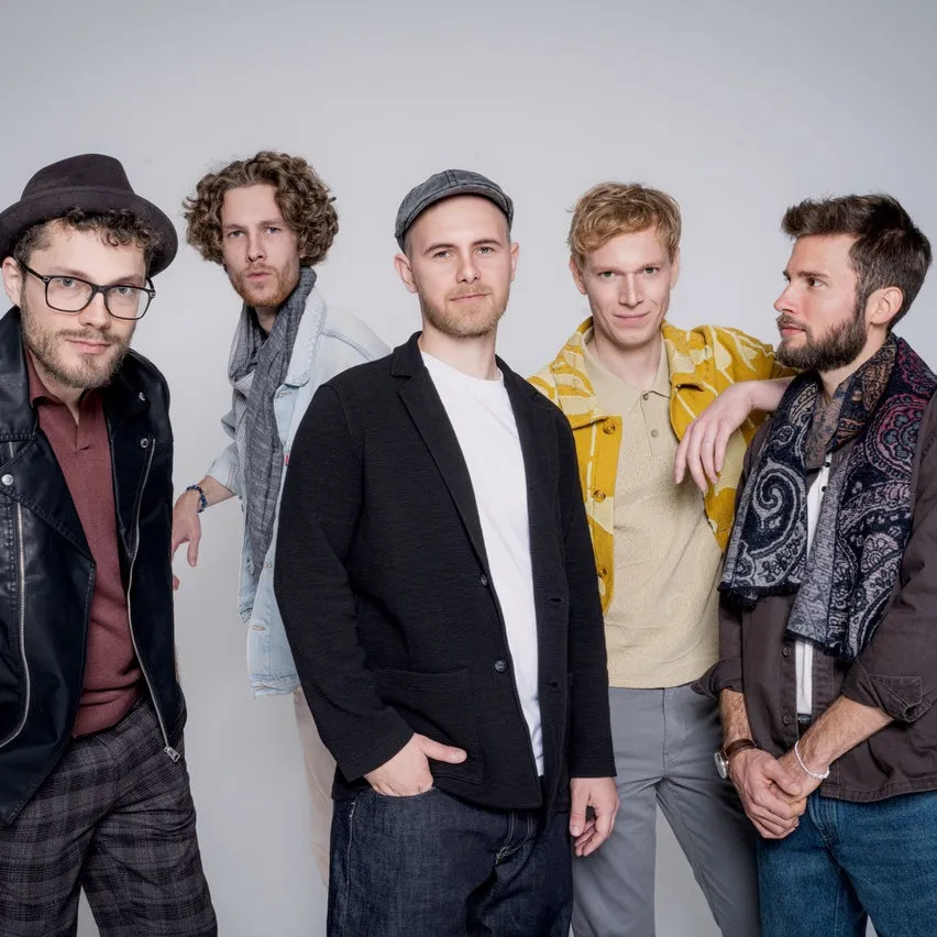 Die fünf Sänger der A-Cappella-Gruppe Anders im Bandfoto