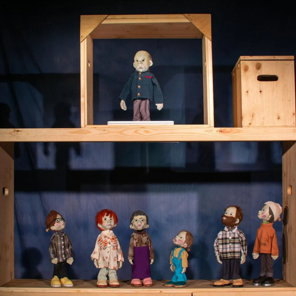 Figuren des Erfreulichen Theaters in einer Szene zum Thema Demokratie in der Familie
